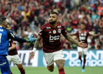 Flamengo massacra Palmeiras no Maracanã e reassume liderança